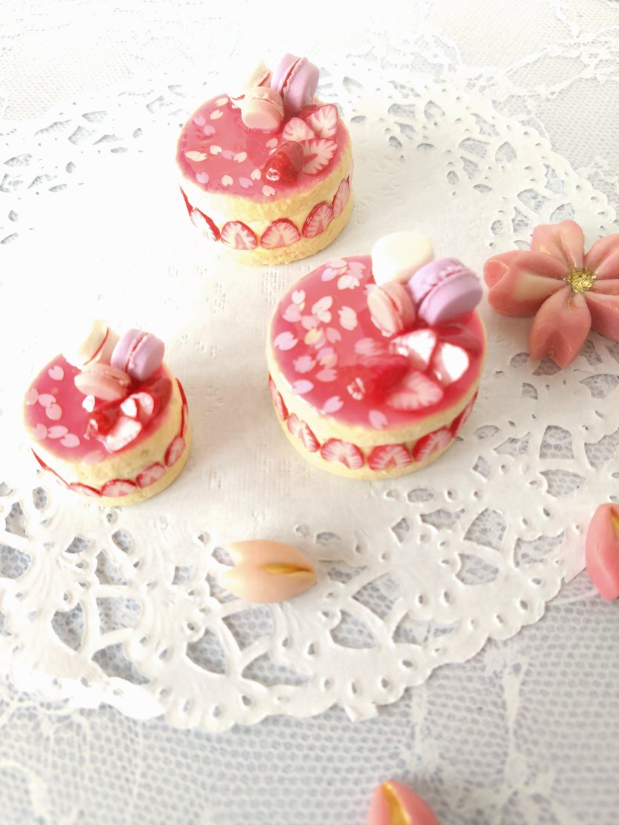 erumaana's tweet image. 新作
桜舞い散るケーキ

#ミニチュア
#miniature
#桜
#さくら
#樹脂粘土