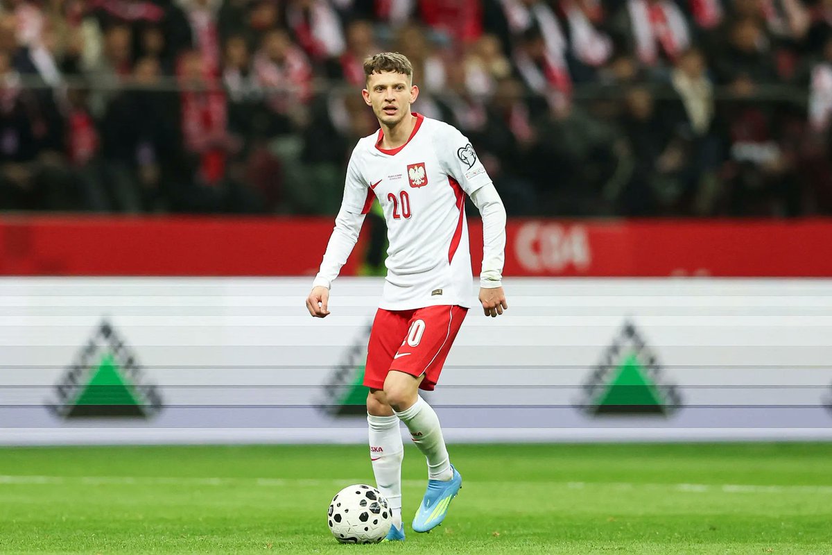 GoalSource1's tweet photo. 🚨🆕 #Galatasaray 
Yeni sezon için 10 numara arayan Galatasaray'a Fenerbahçe'nin eski yıldızı Sebastian Szymanski önerildi.   

📌 Sarı-kırmızılı kulübün kapısını çalan menajerler, onay verilmesi halinde transferi bitirecekleri mesajını iletti. (@sabah) https://t.co/03EGTMpjf8