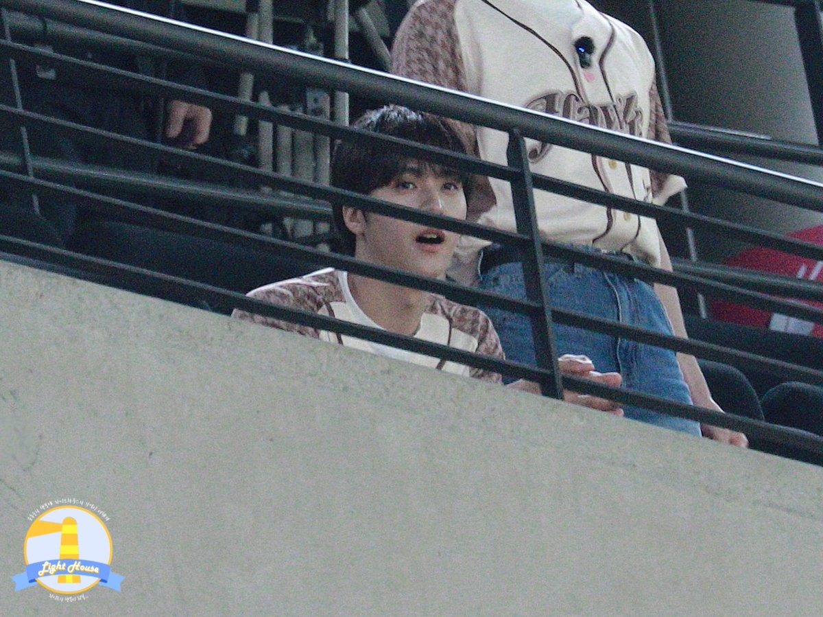 LIGHTHOUSE_66's tweet image. 260502 타이강 호크스 #동운 ⚾️💜

야린이 입덕한 것 같은데요 ㅋㅋㅋㅋㅋㅋ
#하이라이트 #HIGHLIGHT #비스트 #BEAST 
#손동운 #SONDONGWOON @beastdw