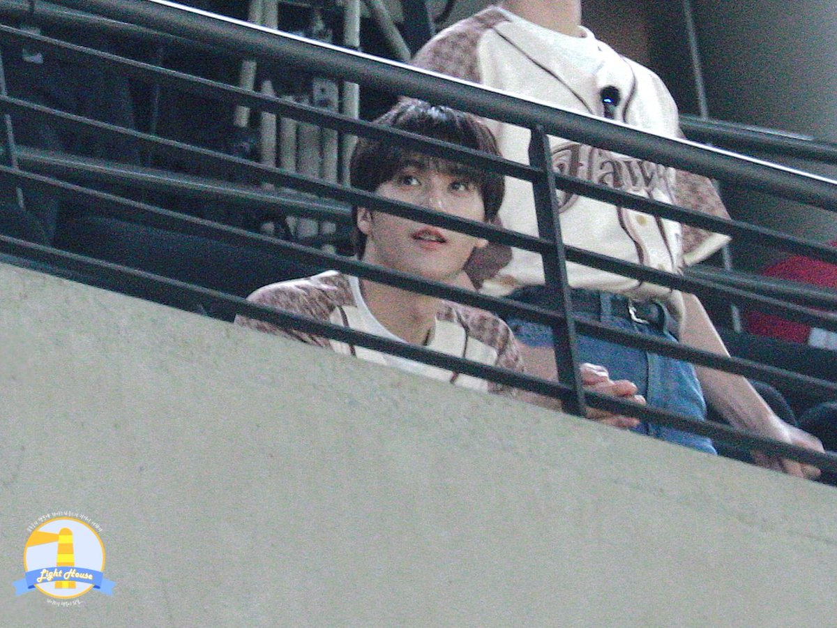 LIGHTHOUSE_66's tweet image. 260502 타이강 호크스 #동운 ⚾️💜

야린이 입덕한 것 같은데요 ㅋㅋㅋㅋㅋㅋ
#하이라이트 #HIGHLIGHT #비스트 #BEAST 
#손동운 #SONDONGWOON @beastdw