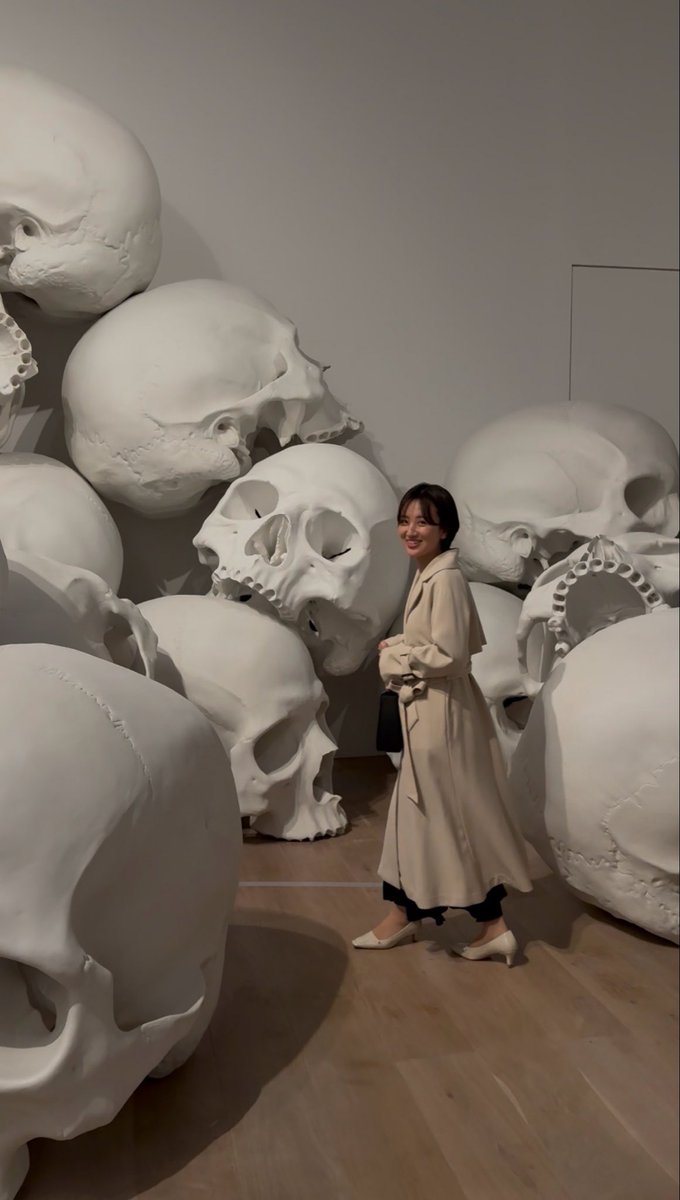 azumaruka's tweet photo. 余談ですがロン・ミュエク展
めちゃくちゃ良かったです。

30年間で約50点しか作られていない作品のうち、重要なコレクションが集められています。

この奇妙な感じ、釈然としない
どこかシュールで薄暗い…
彼の世界観に没入できます！
#森美術館
#ロンミュエク展 https://t.co/zXZootvu7r