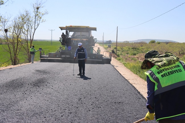 ŞANLIURFA’DA 14 KİLOMETRELİK GRUP YOLUNDA ASFALT SEFERBERLİĞİ SÜRÜYOR - Özurfahaber ozurfahaber.com/haber/15347/sa… <a href="/sanliurfabld/">Şanlıurfa Büyükşehir 🇹🇷</a>