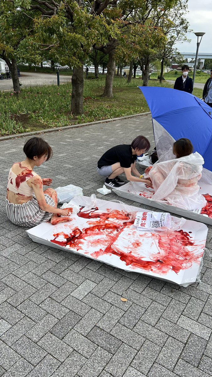 一昨年は子供の人形を焼く仕草（←の画像）、去年は自身を食品トレーに乗せて血糊を垂らすパフォーマンス（→の画像）そして今年は宇宙人が人肉を食う様子（自ら表現規制）　こんなことしてヴィーガンに嫌悪感が出ないわけない　毎年ドンドン過激になっていく…