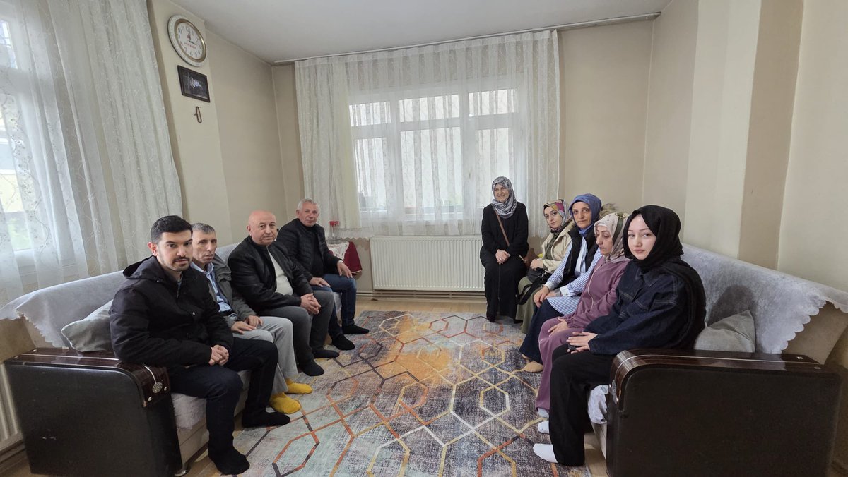 AkUmraniye's tweet photo. İlçe Yönetim Kurulu Üyemiz Necdet Aykıroğlu, Mahalle Başkanımız Şükrü Küçük ve mahalle teşkilat mensuplarımız, mahallemizdeki komşularımızı hanelerinde ziyaret edip, esnaflarımızla bir araya geldiler.

Misafirperverlikleri için kıymetli komşularımıza teşekkür ediyoruz.

📍Yukarı Dudullu Mahallesi

#HerMahallesiyleHerHikayesiyleİstanbul