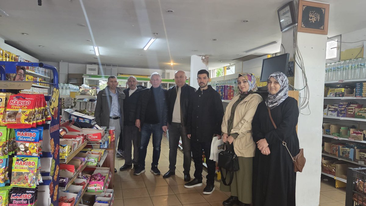 AkUmraniye's tweet photo. İlçe Yönetim Kurulu Üyemiz Necdet Aykıroğlu, Mahalle Başkanımız Şükrü Küçük ve mahalle teşkilat mensuplarımız, mahallemizdeki komşularımızı hanelerinde ziyaret edip, esnaflarımızla bir araya geldiler.

Misafirperverlikleri için kıymetli komşularımıza teşekkür ediyoruz.

📍Yukarı Dudullu Mahallesi

#HerMahallesiyleHerHikayesiyleİstanbul