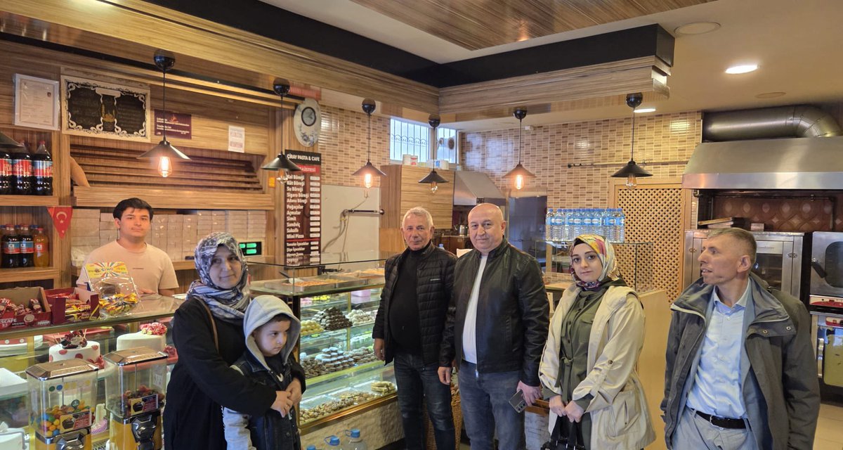 AkUmraniye's tweet photo. İlçe Yönetim Kurulu Üyemiz Necdet Aykıroğlu, Mahalle Başkanımız Şükrü Küçük ve mahalle teşkilat mensuplarımız, mahallemizdeki komşularımızı hanelerinde ziyaret edip, esnaflarımızla bir araya geldiler.

Misafirperverlikleri için kıymetli komşularımıza teşekkür ediyoruz.

📍Yukarı Dudullu Mahallesi

#HerMahallesiyleHerHikayesiyleİstanbul