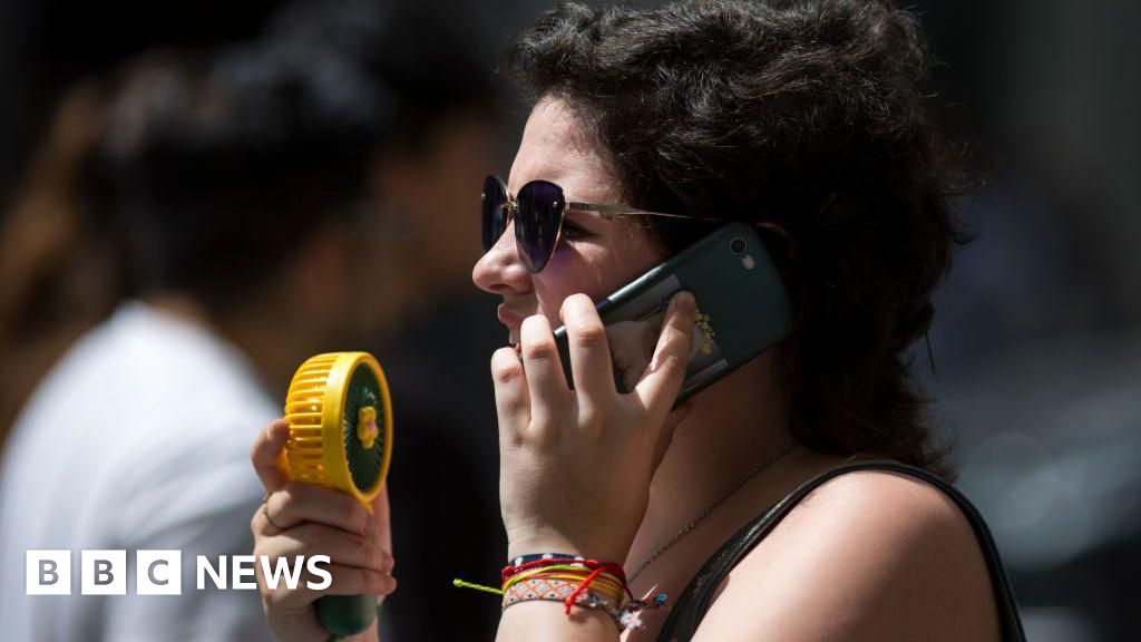 SarayaWorldwide's tweet image. What do heatwaves do to the body and who is most at risk? bbc.in/49i9u2W  #Health #HeatwaveRisks #ProtectYourself #StayCool #SummerSafety