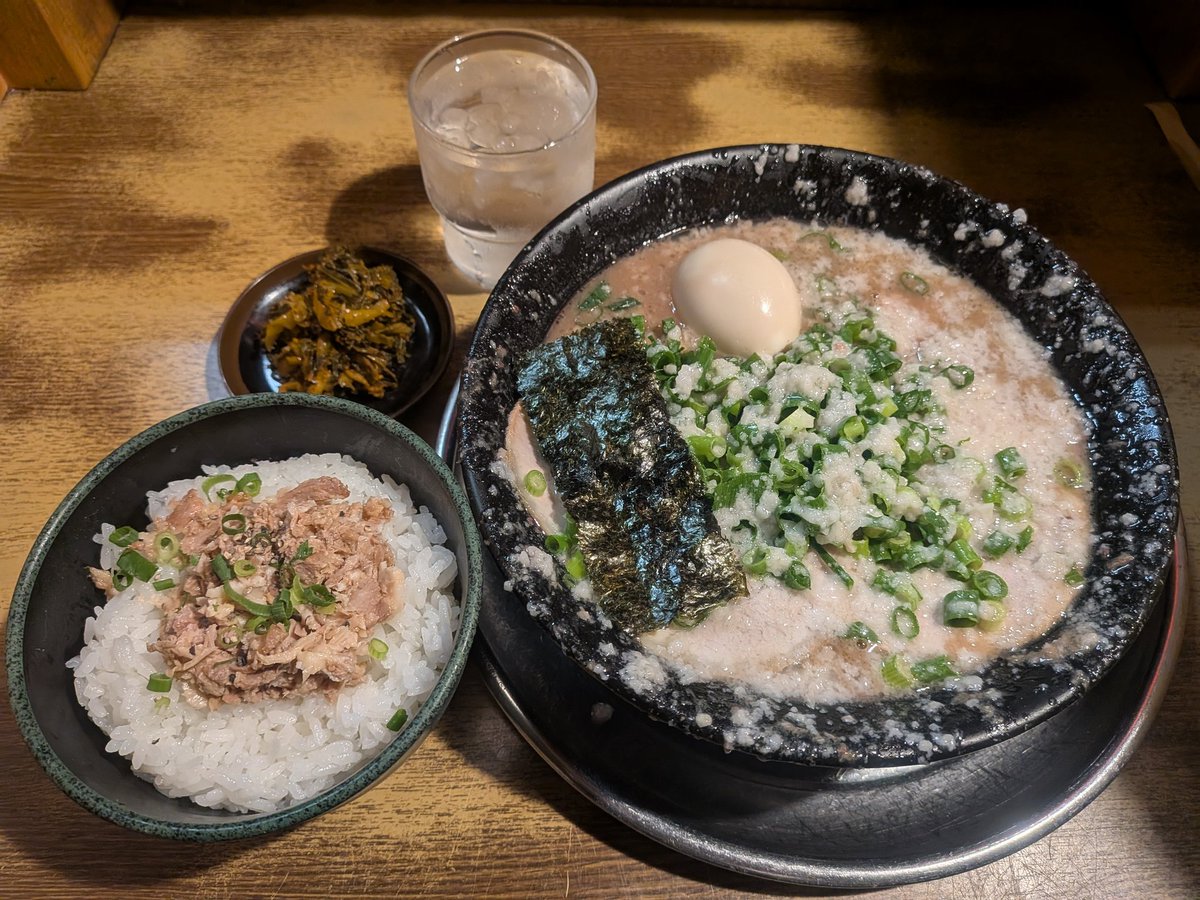 masahiday's tweet photo. 2026.4.29(wed)「#我道家 #無鉄砲」

友人とお昼と夜でラーメンをはしごしました

関西で一番美味しいと思う家系ラーメンと濃厚豚骨ラーメンを食べました

友人は昼も夜もラーメンが濃厚すぎて、体調崩してました

僕はまだまだ気持ちは学生なので全然大丈夫です

#ラーメン #らーめん #家系 #豚骨 https://t.co/5Y3O9Crgp3