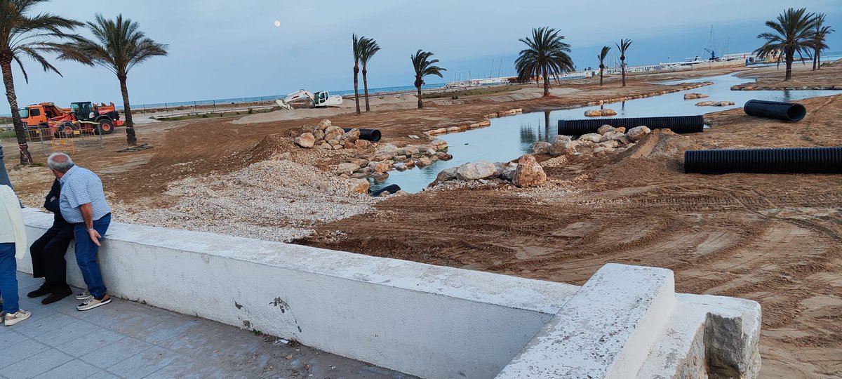 JulioApostata's tweet photo. Al final la peor pesadilla se convirtió en realidad. El alcalde @Kmarmovi acabó con el Riuet de Coma-ruga tal y como lo conoce la gente. Se acabó la zona de baño accesible para todos con la profundidad perfecta para disfrutar de sus aguas. Ahora nos bañaremos con un palmo de agua https://t.co/zc8cRgrZUw