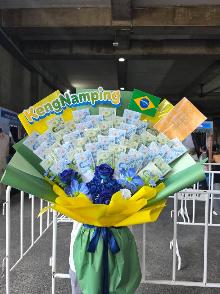 KengNampingbr's tweet photo. 🇧🇷🇹🇭 PT Versão:

MAIS UMA MISSÃO CUMPRIDA !🦆🐰💐

Falamos que haveria mais surpresas!! 🥰✨ Este é um presente cheio de méritos e muito amor para parabenizar os nossos garotos ! 

[Mensagem do cartão]  
Que vocês sejam livres de sofrimento e suas causas e que as bênçãos do Buda, Dhamma e Sangha estejam com vocês. Oferecemos este presente e dedicamos tempo e oração como mérito para que haja abundância na vida de vocês. 

Com carinho e amor dos fãs brasileiros KengNampingBR

🇺🇸🇹🇭EN version:

ANOTHER MISSION ACCOMPLISHED! 🦆🐰💐

We told you there would be more surprises!! 🥰✨This is a gift filled with merit and so much love to celebrate our boys!

[Card message]
May you be free from suffering and its causes, and may the blessings of the Buddha, Dhamma, and Sangha be with you. We offer this gift and dedicate our time and prayers as merit, wishing for abundance in your lives.

With care and love,
KengNampingBR Brazilian fans 💛

KENGNAMPING DMDCON D1 
DMD LAND SHOW NOW

#DMDLAND3DAY1
#KengNamping #เก่งน้ำปิง
#KengHarit #nampingster