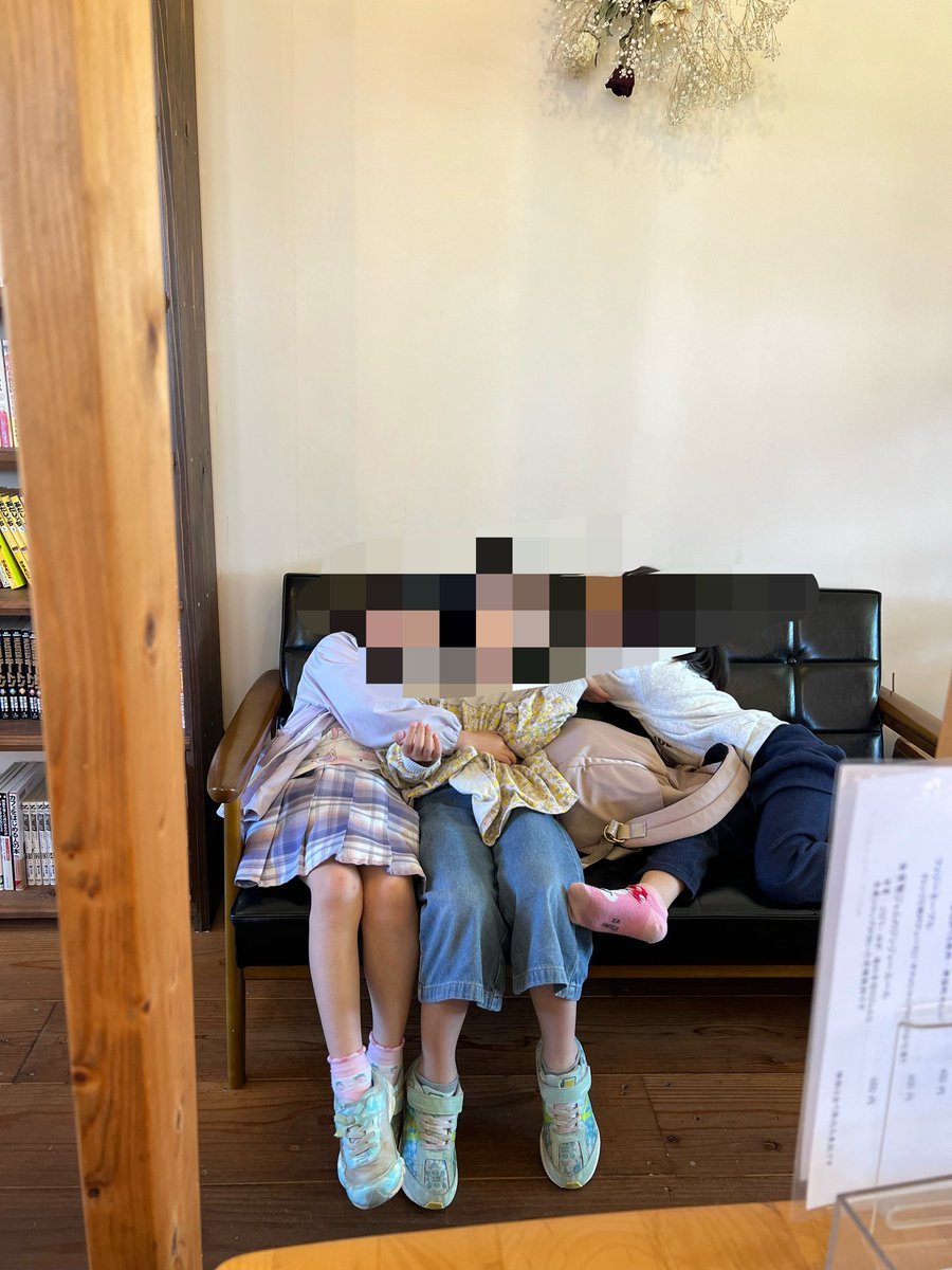 decchi_k's tweet photo. 久しぶりに牛のコーヒーに行けた！子供4人連れでも、絵本に助けられてなんとか姉妹でコーヒー飲めました☕️
帰りに近くの公園で遊び、大満足😊 https://t.co/m5FFbWMj9P