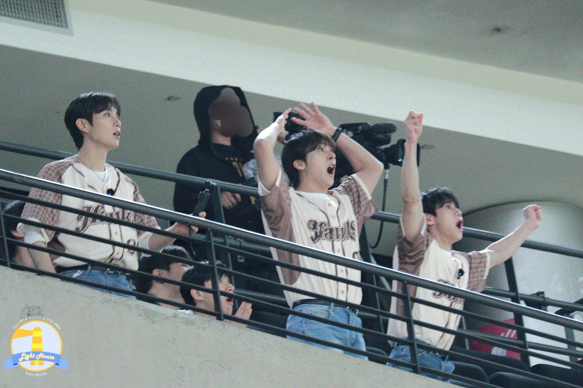 LIGHTHOUSE_66's tweet image. 260502 타이강 호크스 ⚾️💙💚💜💛

ㅋㅋㅋㅋㅋㅋ 아 하이라이트가 왜이리 웃겨
#하이라이트 #HIGHLIGHT #비스트 #BEAST 
#윤두준 #양요섭 #이기광
#손동운 #SONDONGWOON @beastdw