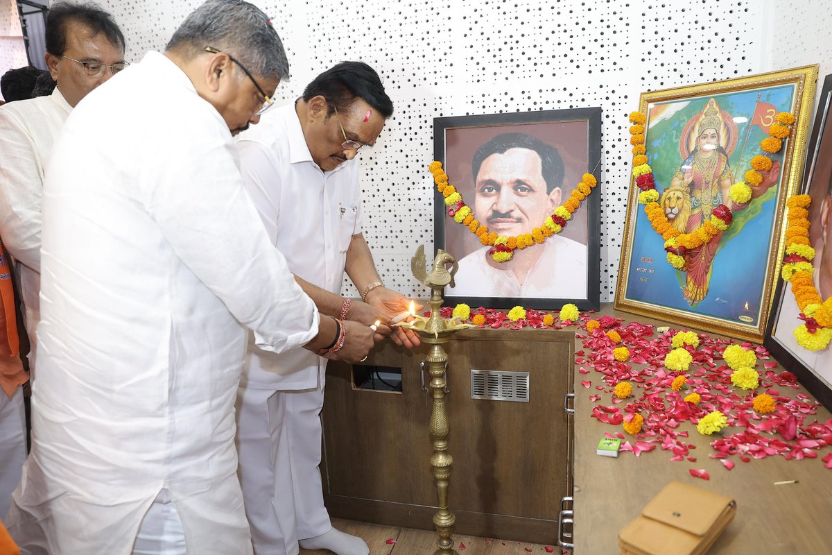 CRPaatil's tweet photo. આજે નવસારી ખાતે સ્થાનિક સ્વરાજ્યની ચૂંટણીમાં વિજયી થયેલા ઉમેદવારોના અભિવાદન સમારંભમાં ઉપસ્થિત રહી સૌ વિજેતા પ્રતિનિધિઓને હાર્દિક અભિનંદન પાઠવ્યા.

જનતાના વિશ્વાસ અને આશીર્વાદથી પ્રાપ્ત થયેલી આ જીત લોકસેવા, વિકાસ અને જનકલ્યાણ પ્રત્યેની જવાબદારીને વધુ મજબૂત બનાવે છે.

મને વિશ્વાસ છે કે સૌ પ્રતિનિધિઓ માનનીય પ્રધાનમંત્રી શ્રી @narendramodi સાહેબનાં વિકસિત ભારતનાં સંકલ્પને સાકાર કરશે અને જનતાની અપેક્ષાઓ પર ખરા ઉતરી પોતાના વિસ્તારના સર્વાંગી વિકાસ માટે સમર્પિત ભાવથી કાર્ય કરશે ! 

ભારતીય જનતા પાર્ટીના ભવ્યાતિભવ્ય વિજય માટે નવસારીનાં નગરજનોનો આભાર માન્યો.