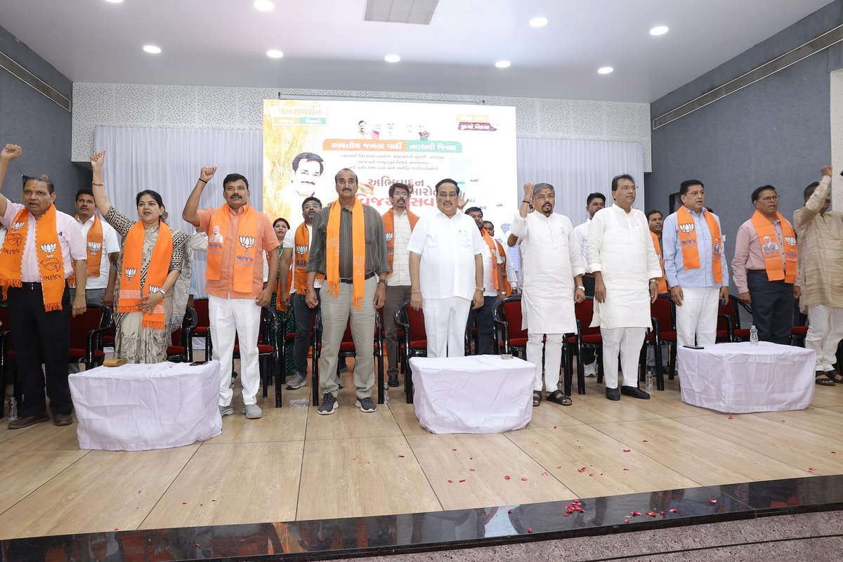 CRPaatil's tweet photo. આજે નવસારી ખાતે સ્થાનિક સ્વરાજ્યની ચૂંટણીમાં વિજયી થયેલા ઉમેદવારોના અભિવાદન સમારંભમાં ઉપસ્થિત રહી સૌ વિજેતા પ્રતિનિધિઓને હાર્દિક અભિનંદન પાઠવ્યા.

જનતાના વિશ્વાસ અને આશીર્વાદથી પ્રાપ્ત થયેલી આ જીત લોકસેવા, વિકાસ અને જનકલ્યાણ પ્રત્યેની જવાબદારીને વધુ મજબૂત બનાવે છે.

મને વિશ્વાસ છે કે સૌ પ્રતિનિધિઓ માનનીય પ્રધાનમંત્રી શ્રી @narendramodi સાહેબનાં વિકસિત ભારતનાં સંકલ્પને સાકાર કરશે અને જનતાની અપેક્ષાઓ પર ખરા ઉતરી પોતાના વિસ્તારના સર્વાંગી વિકાસ માટે સમર્પિત ભાવથી કાર્ય કરશે ! 

ભારતીય જનતા પાર્ટીના ભવ્યાતિભવ્ય વિજય માટે નવસારીનાં નગરજનોનો આભાર માન્યો.