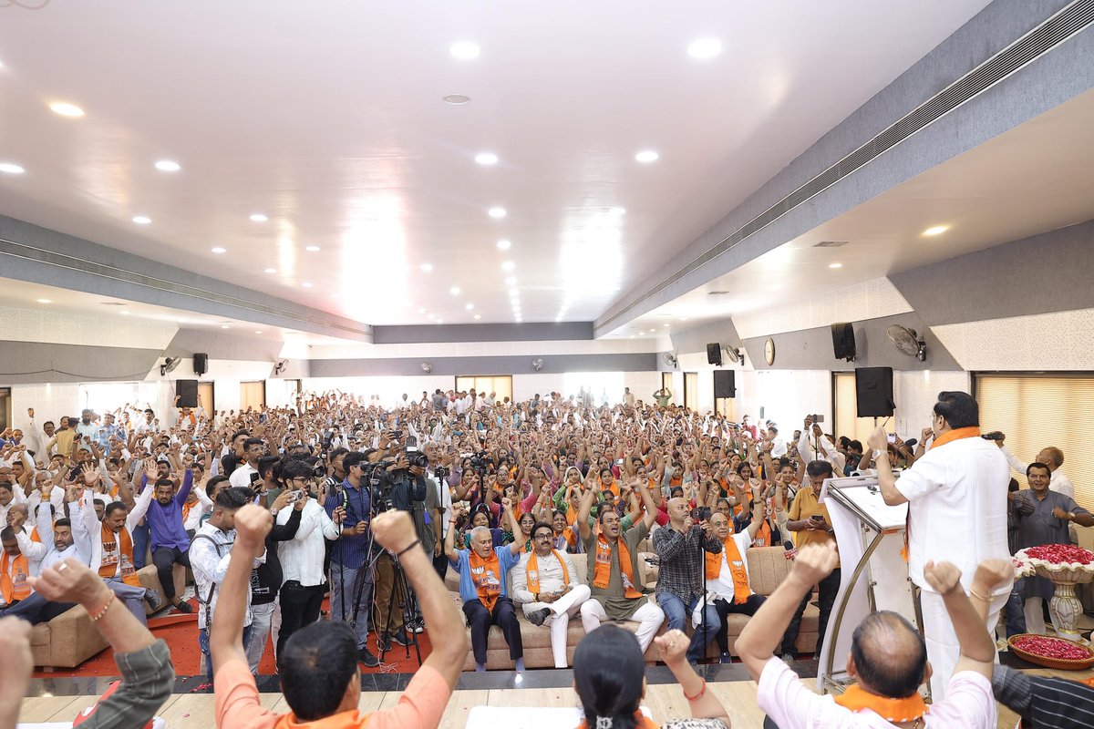 CRPaatil's tweet photo. આજે નવસારી ખાતે સ્થાનિક સ્વરાજ્યની ચૂંટણીમાં વિજયી થયેલા ઉમેદવારોના અભિવાદન સમારંભમાં ઉપસ્થિત રહી સૌ વિજેતા પ્રતિનિધિઓને હાર્દિક અભિનંદન પાઠવ્યા.

જનતાના વિશ્વાસ અને આશીર્વાદથી પ્રાપ્ત થયેલી આ જીત લોકસેવા, વિકાસ અને જનકલ્યાણ પ્રત્યેની જવાબદારીને વધુ મજબૂત બનાવે છે.

મને વિશ્વાસ છે કે સૌ પ્રતિનિધિઓ માનનીય પ્રધાનમંત્રી શ્રી @narendramodi સાહેબનાં વિકસિત ભારતનાં સંકલ્પને સાકાર કરશે અને જનતાની અપેક્ષાઓ પર ખરા ઉતરી પોતાના વિસ્તારના સર્વાંગી વિકાસ માટે સમર્પિત ભાવથી કાર્ય કરશે ! 

ભારતીય જનતા પાર્ટીના ભવ્યાતિભવ્ય વિજય માટે નવસારીનાં નગરજનોનો આભાર માન્યો.