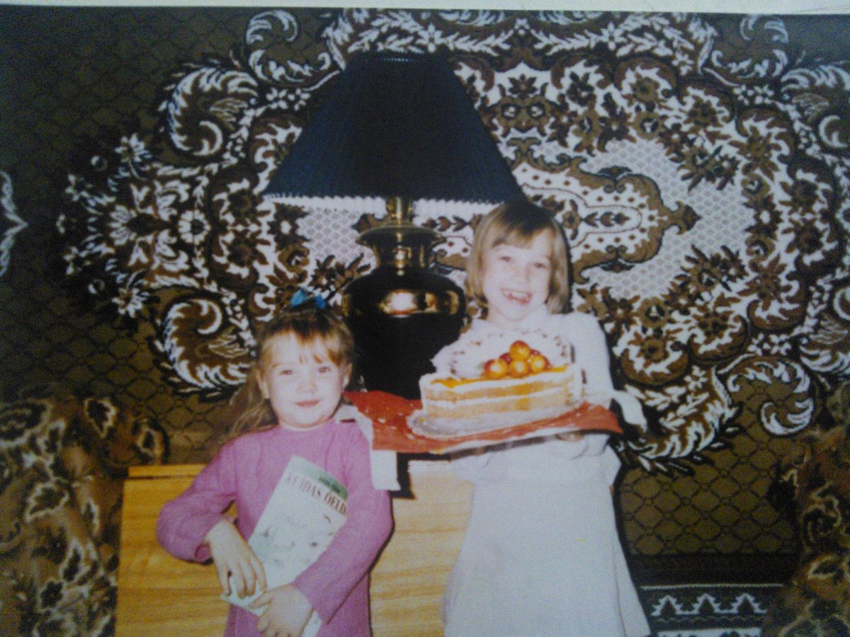 valeriefreshor1's tweet photo. Once upon a time✨️✨️✨️
Little me, my older sister and my Mom❤️🌸✨️
.
.
#gothgirl #darkaesthetic #darkbeauty #originalcosplay #sadjester https://t.co/YzLca8s6G9