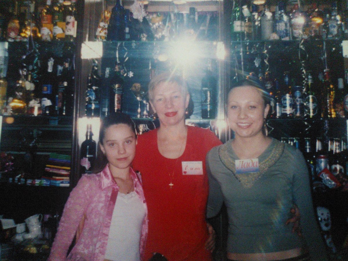 valeriefreshor1's tweet photo. Once upon a time✨️✨️✨️
Little me, my older sister and my Mom❤️🌸✨️
.
.
#gothgirl #darkaesthetic #darkbeauty #originalcosplay #sadjester https://t.co/YzLca8s6G9