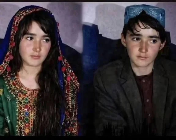 haberebibak's tweet photo. Ailesini geçindirmek için 3 yıl "erkek" olan Afgan kızın hüzünlü hikayesi:

- Babasının ölümünden sonra kız kardeşlerine bakmak zorunda kalan 13 yaşındaki Noria, erkek kılığına girerek çalışmaya başladı.
- "Noor Ahmad" kimliğiyle bir kafede işe giren küçük kız, 3 yıl boyunca gerçek kimliğini herkesten gizledi.
- Ayda 7.000 ile 10.000 Afgani arasında kazanan Noria, kadınların çalışma yasağını bu şekilde deldi.
- Yetkililer tarafından yakalanarak gözaltına alınan Noria, "Buna mecburdum, isteyerek yapmadım" diyerek yaşadıklarını anlattı.
- Gözaltı görüntüleri yansıyan Noria'nın tek dayanağının Allah olduğunu söylediği anlar dikkat çekti.