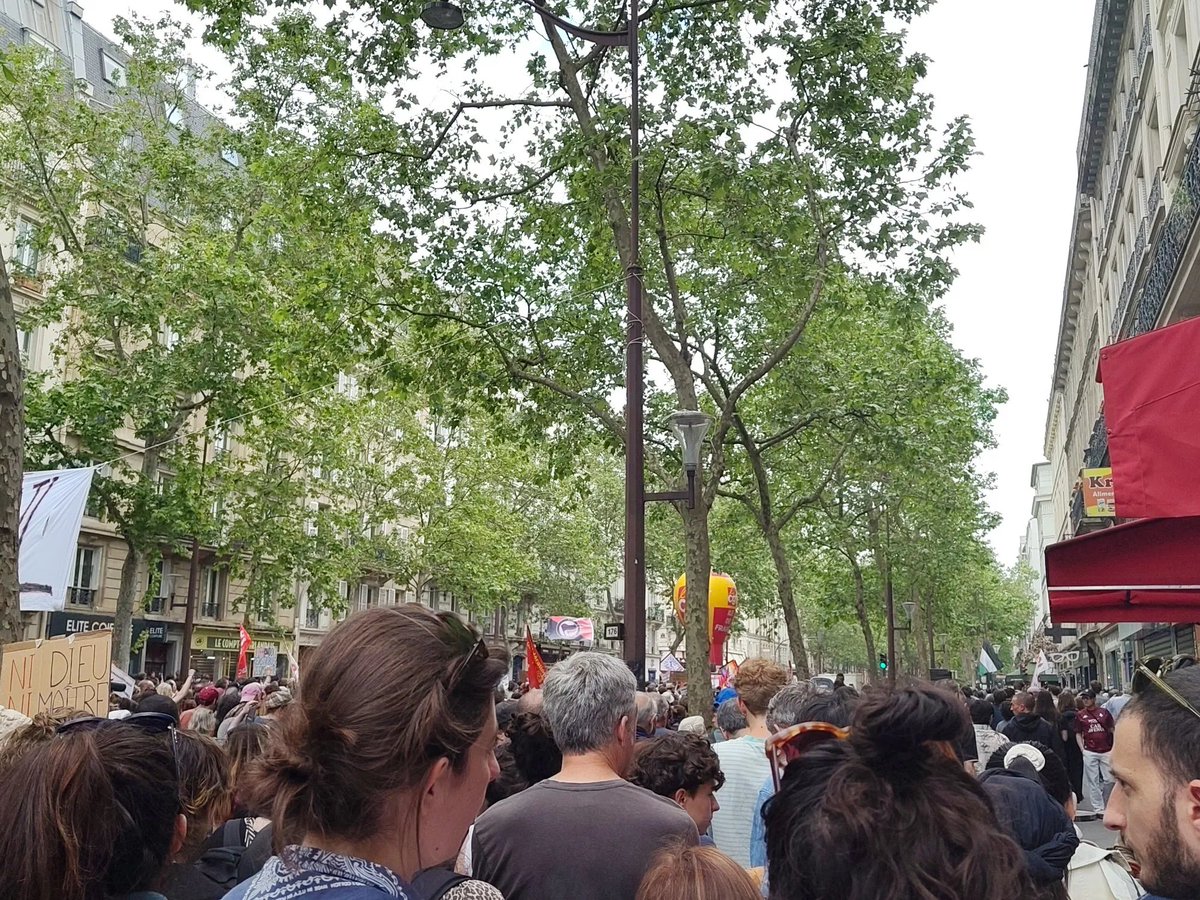 VillejuifFI's tweet image. En nombre et plus encore à la manifestation du #1erMai, jour chômé et payé ! Nous exigeons la #Paix et le #BlocageDesPrix ! #MacronDégage