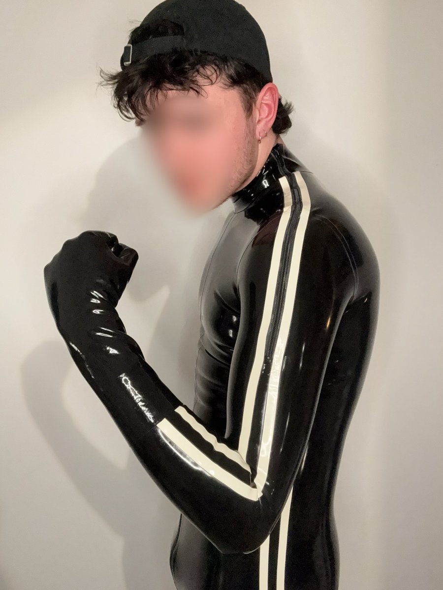 tightshinyscot's tweet photo. Guess who got a shiny new catsuit from @REGULATIONstore and a ring light? ✨🖤 https://t.co/TAnZM6mfBp