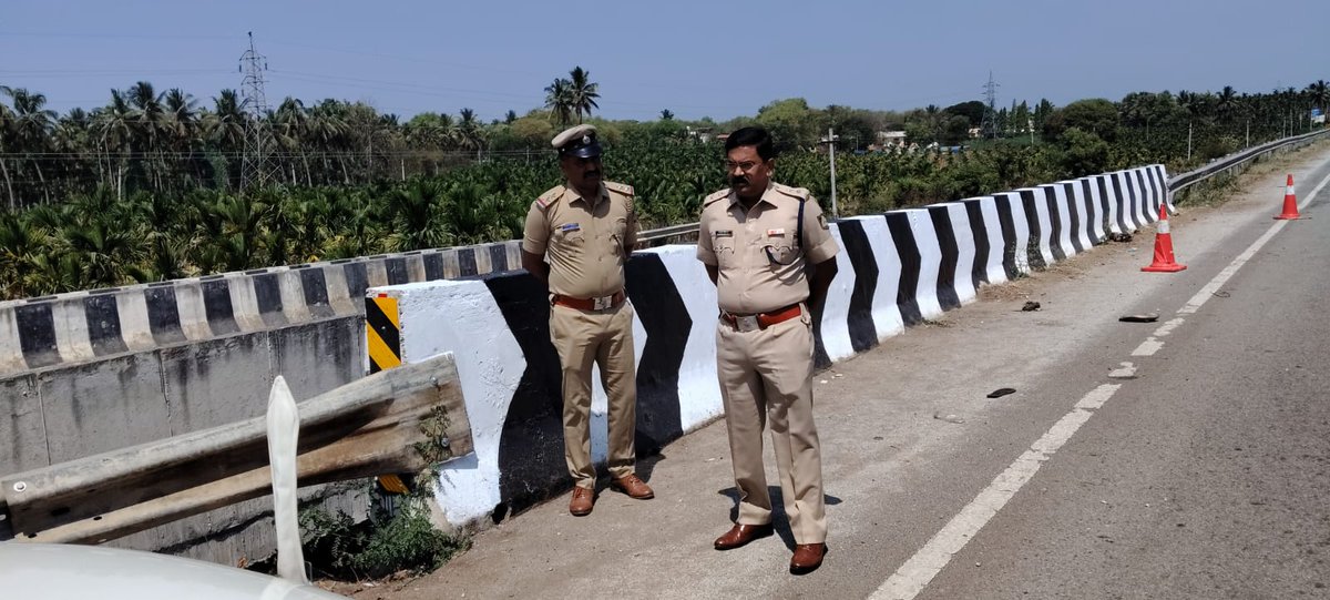 SpDavanagere's tweet photo. ದಾವಣಗೆರೆ ಗ್ರಾಮಾಂತರ ಪೊಲೀಸ್ ಠಾಣೆ ವ್ಯಾಪ್ತಿಯಲ್ಲಿ ನಡೆದ ಅಪಘಾತ ಘಟನಾ ಸ್ಥಳಕ್ಕೆ ಪೊಲೀಸ್ ಅಧೀಕ್ಷಕರಾದ ಶ್ರೀ ಶೇಖರ್ ಹೆಚ್ ಟಿ., ಐಪಿಎಸ್ ರವರು ಭೇಟಿ ನೀಡಿ ಪರಿಶೀಲಿಸಿದರು. ಅಪಘಾತಗಳನ್ನು ತಡೆಗಟ್ಟುವ ನಿಟ್ಟಿನಲ್ಲಿ ಅಧಿಕಾರಿಗಳಿಗೆ ಸೂಕ್ತ ನಿರ್ದೇಶನಗಳನ್ನು ನೀಡಿದರು
#accident #spotvisit https://t.co/Y5PgI6qajl