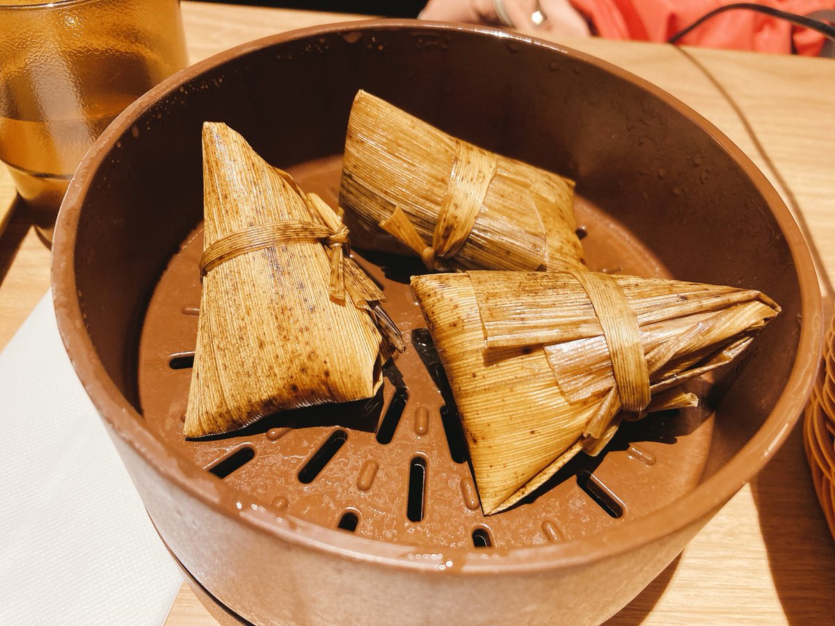 オープン2日目の中華食べ放題に。
自分で取りに行くタイプで点心とラーメンはオーダー。
味は美味しいのだけど、めちゃ混み、注文した物がなかなか出来上がらない、店員さんも頑張ってるけど押し寄せる注文を捌けないようで大変そう。
食うのも忙しかったので、オープン直後はやめとけばよかったかな