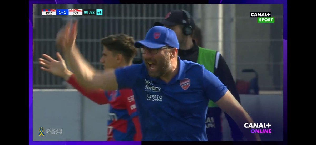 PiBocian's tweet photo. @zdjeciagwiazd Raków - Cracovia 1:1, 2022 rok, doliczony czas gry, Kovacevic biegnie w pole karne i reakcja Papszuna. ;) https://t.co/kkEgXvzNLI