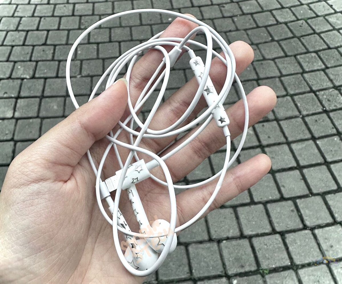 moanationid's tweet photo. ☁️ ada yang sama ga? sejak stan txt, tanpa sadar suka beli barang yg ada bintang-bintangnya? 🤣☝🏻 https://t.co/15F6OaKPKz