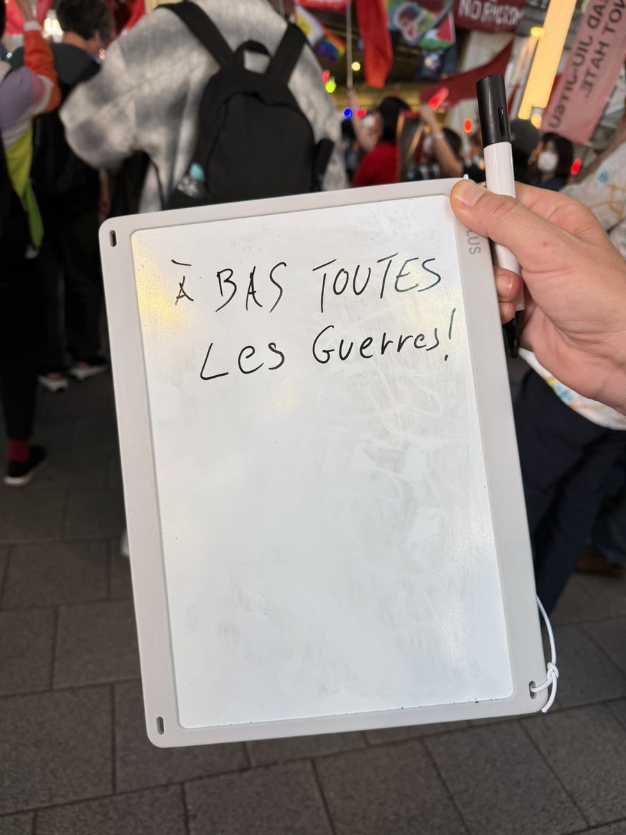 フランスの方。
「全ての戦争を打ち倒せ！」
って意味だそうです。