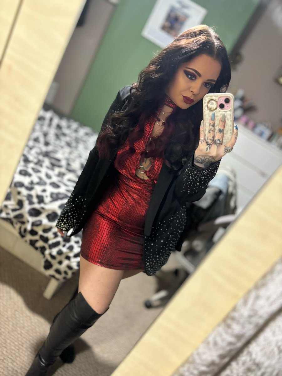 KayceeJay_x's tweet photo. Happy Bankholiday Weekend 💋 https://t.co/vc0nhQYUEf