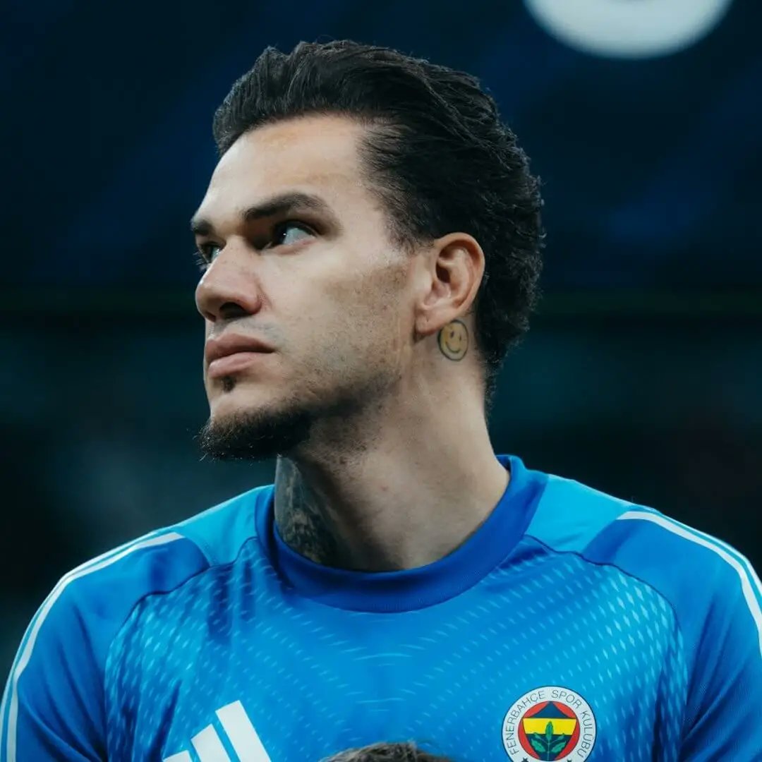 GoalSource1's tweet photo. 🚨🆕 #Fenerbahçe
Al Nassr ve  Al Hilal , Fenerbahçe forması giyen 32 yaşındaki brezilyalı kaleci Ederson ile ilgileniyor.

💰 Sözleşme → 2 yıl daha; yıllık €11M maaş.

📑 Talep → Fesih için toplam €22M tazminat istiyor.(@Ekremkonur ) https://t.co/54rNKCNz08