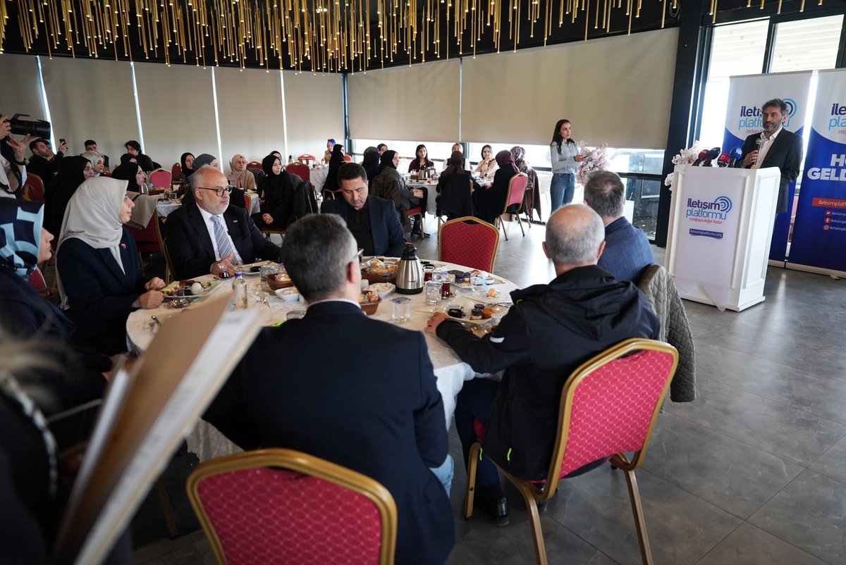 İletişim Platformu’nun düzenlediği İletişim Buluşmaları kapsamında gençlerimizle ve değerli akademisyen hocalarımızla bir araya geldik.

Bilginin hızla yayıldığı bu çağda, doğruyu savunmanın ve dezenformasyonla kararlılıkla mücadele etmenin bir tercih değil, zorunluluk olduğunu