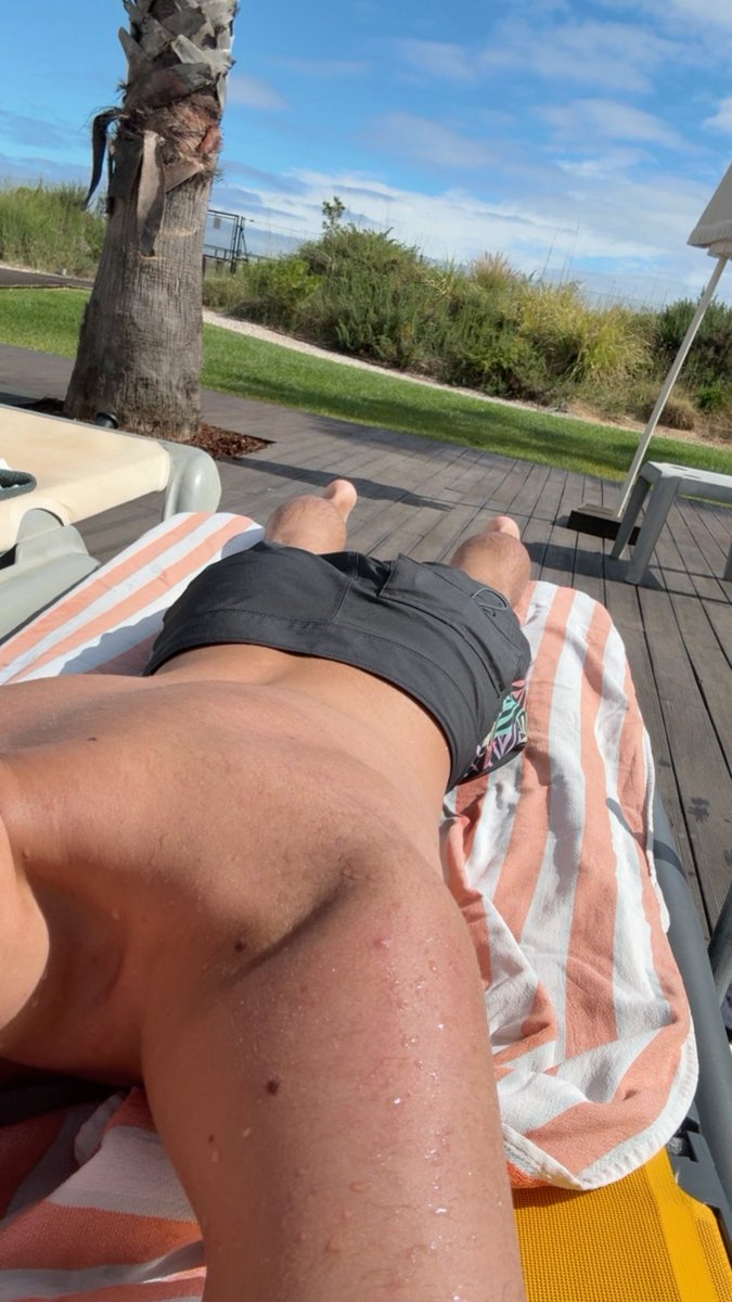 ribeirootf's tweet photo. who’s gonna put sunscreen on my back? https://t.co/IkSO7A0TbN
