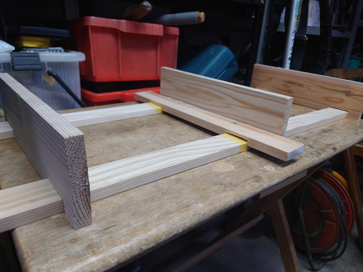 public20nob's tweet image. #DIY
明日から、やっと休みだw

明日は木箱の続きと、重要物資と車両のマッチング点検
※最重要課題！

明後日は木箱の続きと、キャンプの食材調達w

連休の後半に、めちゃくちゃ楽しみだったキャンプ🏕✨

土台作りはこんな感じ！
この組み込み具合、分かるかな😁
ノミ作業、初めてだけどイイかな…