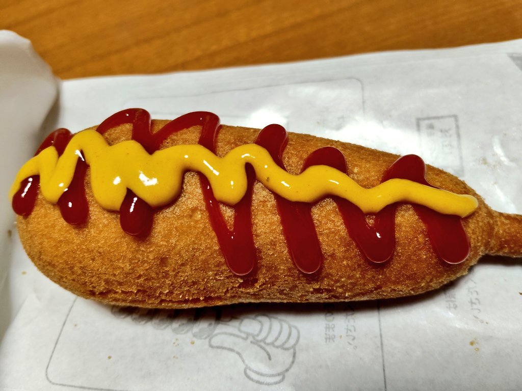 shi00222's tweet photo. ローソン行ったらアメリカンドッグが100円だったから買っちゃった😋  10年以上食べてないと思う。夫婦別姓刑事で食べてるシーン見て食べたいと思ってたところ〜 https://t.co/UqA26FgeO8