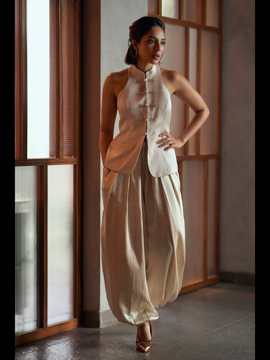 HydTimes's tweet image. Sobhita Dhulipala serves a striking fusion look in a structured ivory halter jacket with traditional knot detailing, paired with fluid dhoti-style pants ✨

#SobhitaDhulipala #GlobalSouth #FusionWear #DhotiPants #ModernEthnic #StyleInspo #FashionForward #OOTD