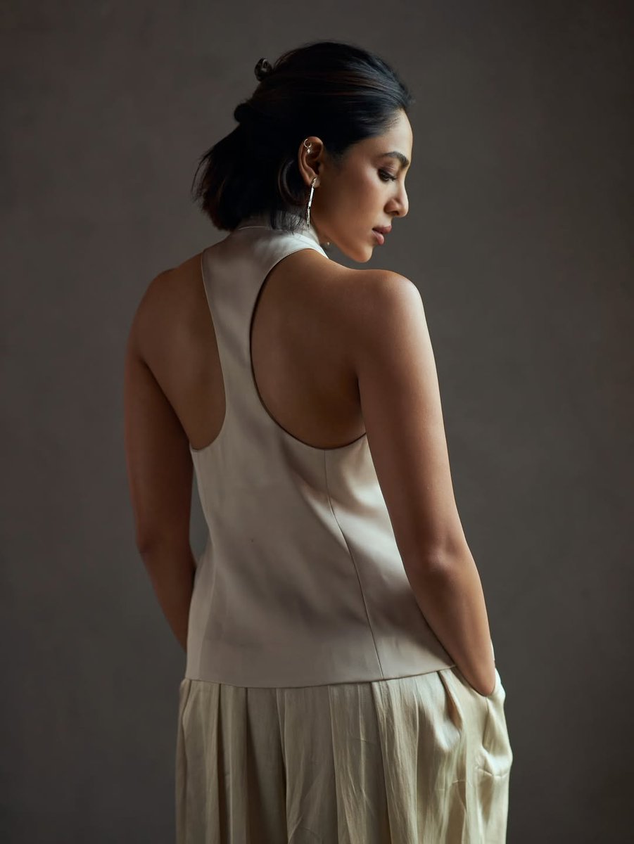 HydTimes's tweet image. Sobhita Dhulipala serves a striking fusion look in a structured ivory halter jacket with traditional knot detailing, paired with fluid dhoti-style pants ✨

#SobhitaDhulipala #GlobalSouth #FusionWear #DhotiPants #ModernEthnic #StyleInspo #FashionForward #OOTD
