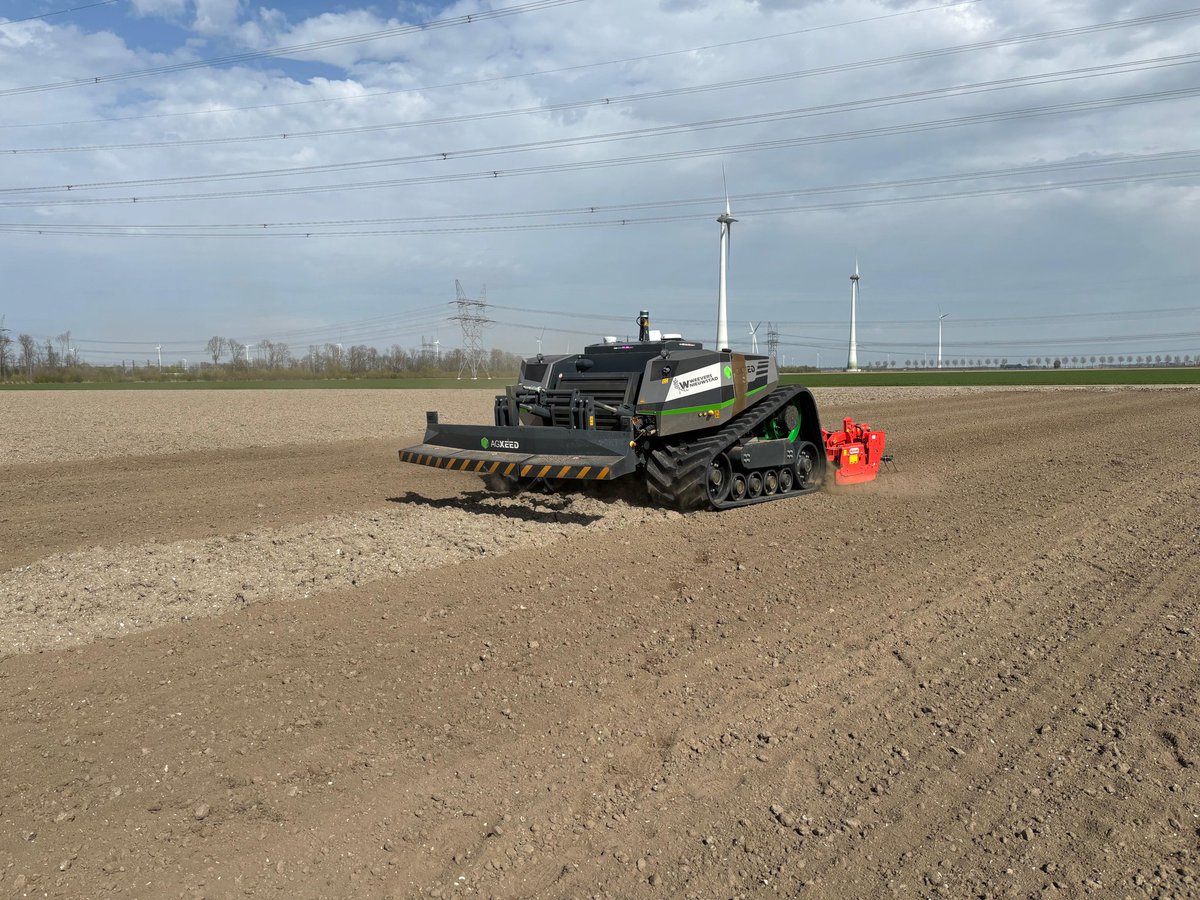 RijkJoost's tweet photo. De volledig autonoom werkende #Agxeed maakt z'n rondjes bij ons op de boerderij 🎮🤖🤠 https://t.co/wviErkC2Mn