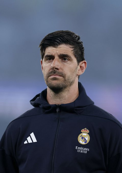أخبار إيجابية داخل ريال مدريد. الحارس تيبو كورتوا يقترب من العودة الكاملة. تعافى من تمزق في الفخذ بعد غياب استمر حوالي 45 55 يومًا. بدأ التدريبات على العشب مجددًا. احتمالية كبيرة لمشاركته في الكلاسيكو أمام برشلونة. المصدر: صحيفة آس 