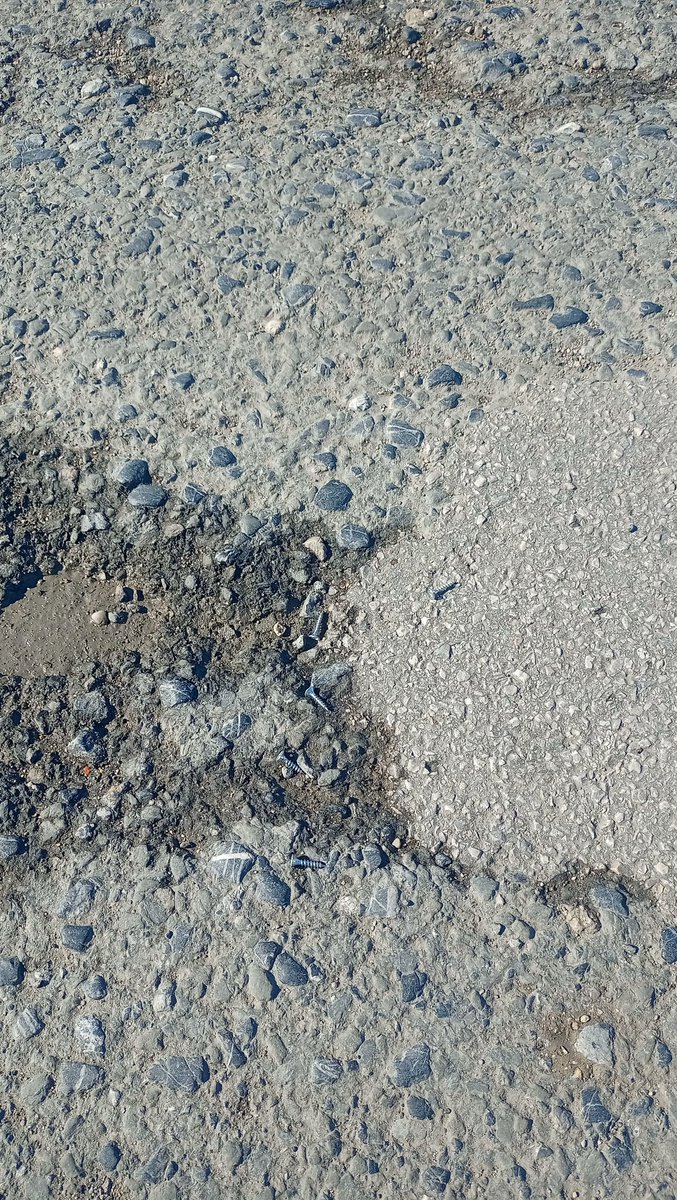 YamacOrhan's tweet photo. Bugün Silivri  E5  istikametinden gelen bir kamyonetin kasasında bulunan mobilya vidaları Silivri de 2 km bir yola döküldü, yüzlerce araç sürücüsü mağdur oldu, bu mağduriyetin sorumlusu veya.sorumluları tarafından karşılanmalıdır . @TC_istanbul  @istanbul_EGM @TC_Silivri  @Embi https://t.co/aZLdLRMIgJ