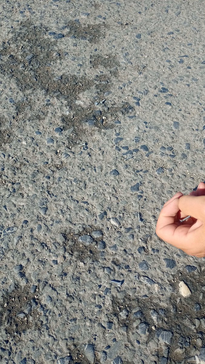 YamacOrhan's tweet photo. Bugün Silivri  E5  istikametinden gelen bir kamyonetin kasasında bulunan mobilya vidaları Silivri de 2 km bir yola döküldü, yüzlerce araç sürücüsü mağdur oldu, bu mağduriyetin sorumlusu veya.sorumluları tarafından karşılanmalıdır . @TC_istanbul  @istanbul_EGM @TC_Silivri  @Embi https://t.co/aZLdLRMIgJ