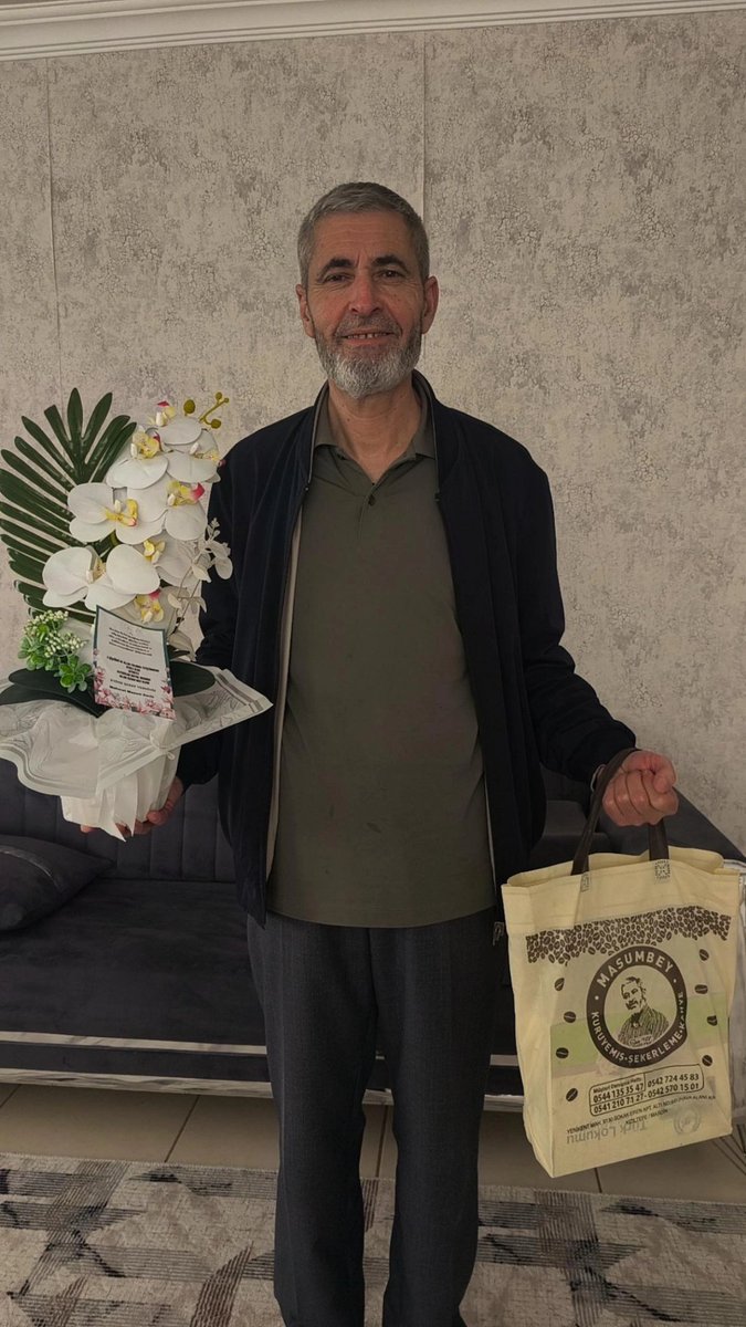 YAkdgn47's tweet photo. Bu BİR KIZ İSTEME  DEĞİL 
KIYMETLİ HCMZI KARŞILAMA HAZIRLIĞIDR.. 
🔹Tüm Apartmanı Yıkkatı 
🔹Ömürlük Olsun Diye Yapay Çiçek Aldı 
🔹Yapay çiçeği dezenfekte etti
🔹 Çiçeğin Notu Asla yazıyla kabul etmedi (yazımızı beğenmedi)
Özel çıktı aldırdı 
HEYECANIN HİC BİTMESİN CNM BABAM🥰🥰 https://t.co/K4WYkksFCf