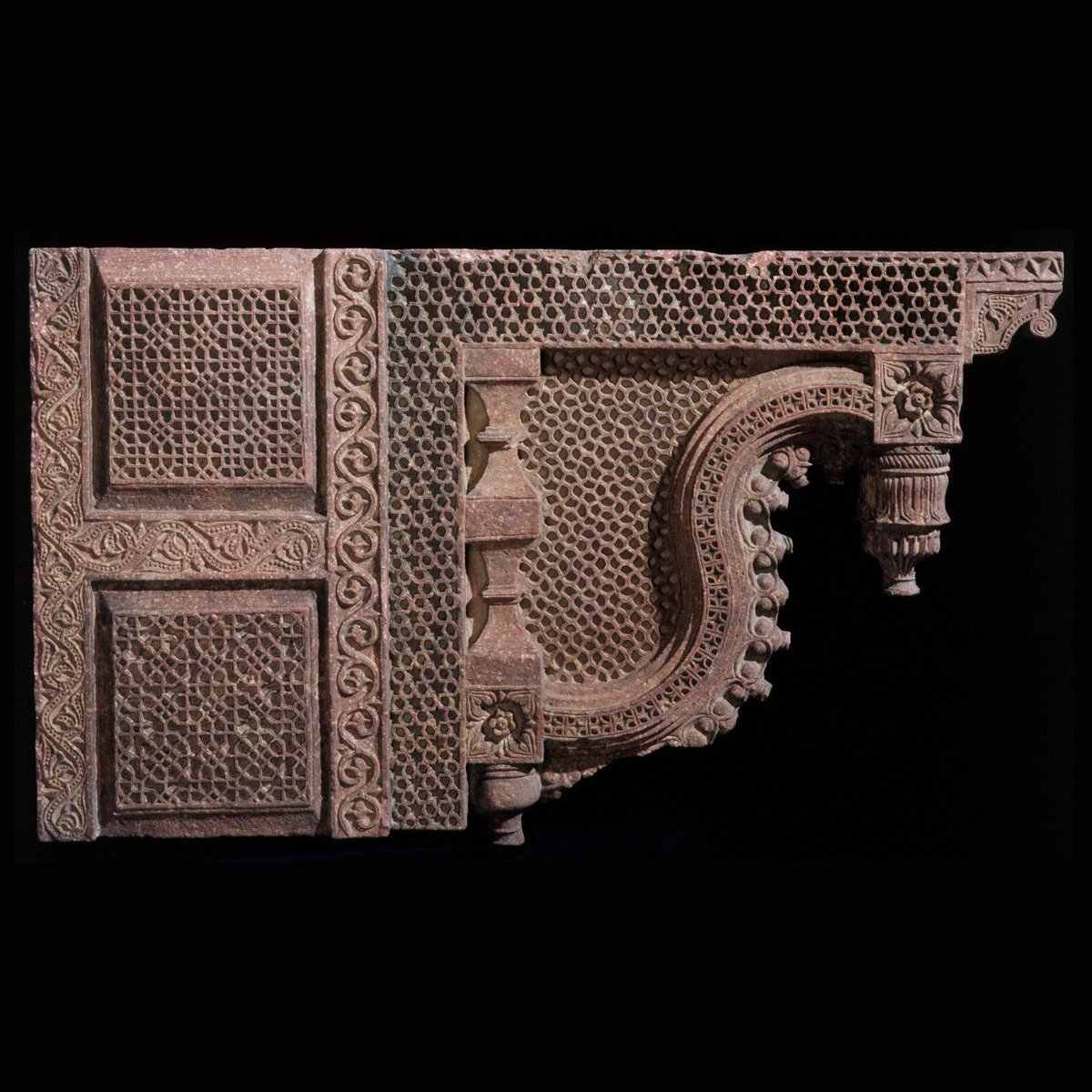 KhaliliOnline's tweet image. #May long weekend —whether you’re away or tackling DIY, here’s some inspiration:

Early 16th-c Sultanate brackets, likely from Agra, carved in mottled pink sandstone with interlacing strapwork and scrolling borders. Look closely—the inner edges form a stylised makara, a mythical