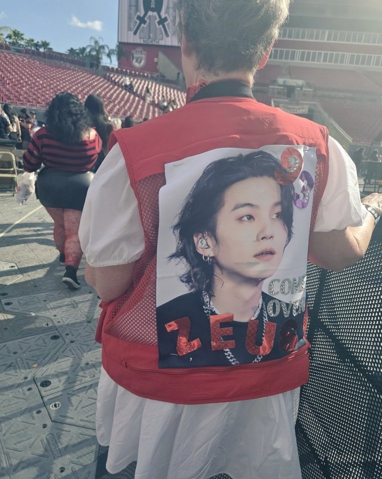 sakinayoongi's tweet photo. Love this Army's vest so pretty, Yoongi you're so loved ♡ https://t.co/Cuc1MTySui