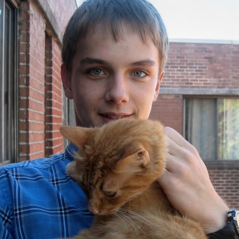 El 2 de mayo de 2014, Vadim Papura, un joven comunista de solo 17 años,  fue quemado vivo por los nazis ucranianos en la brutal masacre de la Casa de los Sindicatos de Odessa, donde quemaron vivos a 48 antifascistas.

Esta masacre fue apoyada por EEUU y Europa, que financiaron y