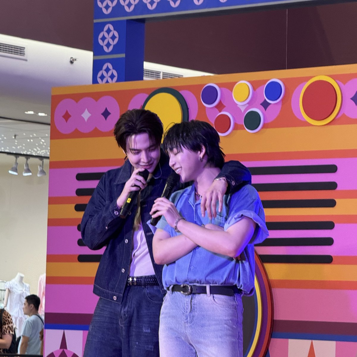 Central_Bangna's tweet photo. แจ้งค่ะ ตอนนี้มีคนโอบกัน!!!!

MAXKYBAS AT CENTRAL BANGNA

#MaxkyBasxCentralBangna #CentralPattana #CentralBangna #SummerFestAtCentralBangna  #6CODE https://t.co/7FimNwSYfW