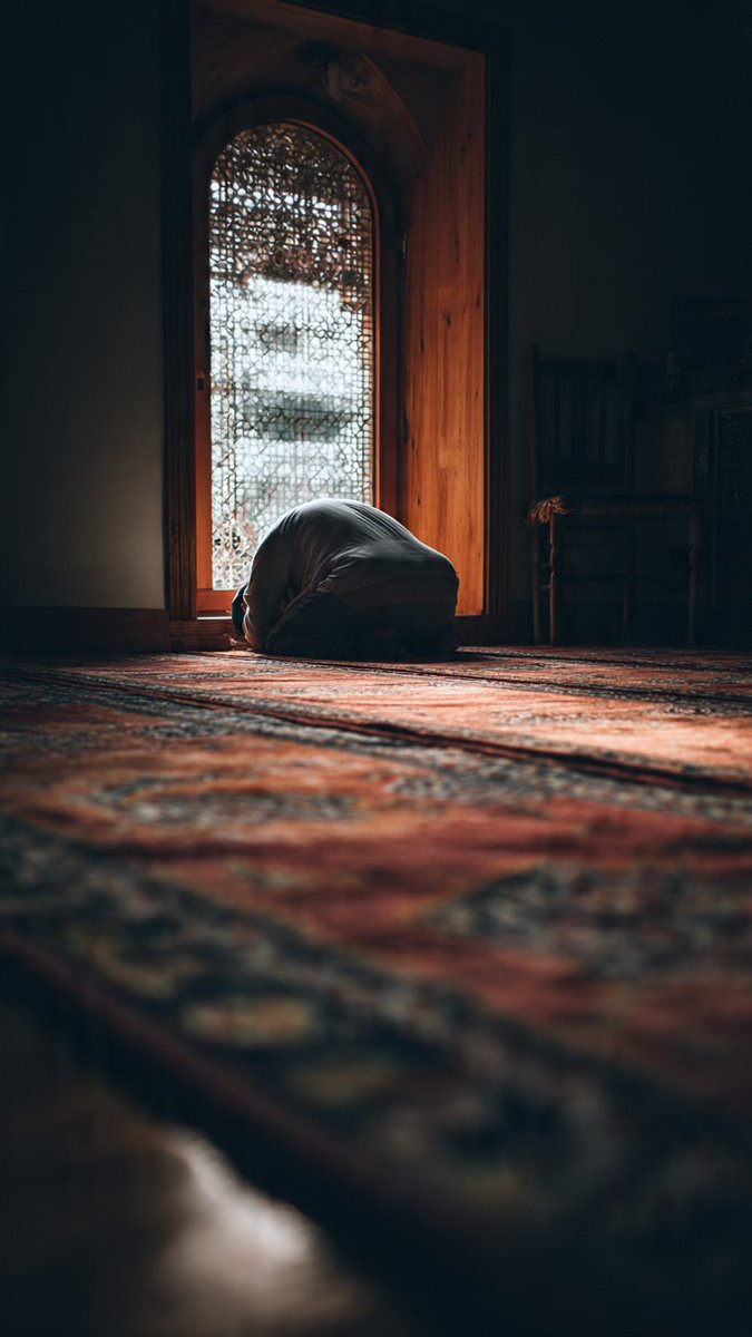 melis3402's tweet photo. "Secde et ve yaklaş." Alak Suresi 19. Ayet  
Kalbin en çok rahatladığı yer, alnının yere değdiği yerdir.  
_#secde #ayet #huzur #islam_ https://t.co/hGSnDiYYMf