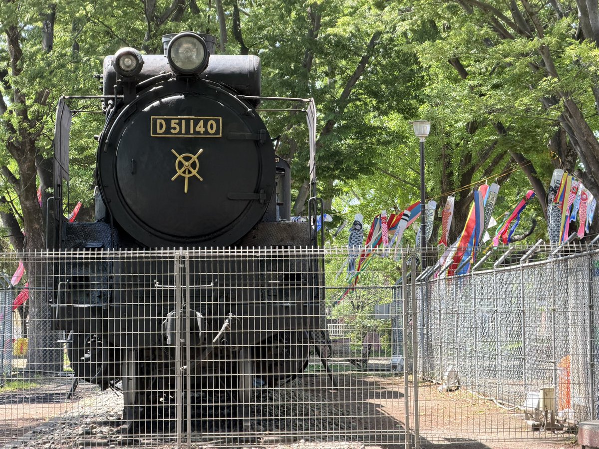 D51140's tweet photo. 本日は5月の定例活動日でした🎏

こどもの日に合わせ、鯉のぼりも設置されD51と合わせてのプチフォトスポットになっています

本日は高圧洗浄のほか、テンダーの道具箱の整理を行いました

次回の作業予定は6月13日(土)10:00〜を予定しています。 https://t.co/lT47rZiMEw