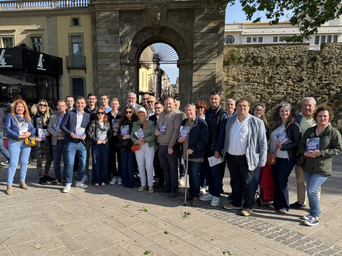 RNational11's tweet photo. Baisser les taxes sur les carburants, c’est possible ! 
Nous étions ce matin sur le marché de Carcassonne afin de détailler les mesures que nous souhaitons mettre en œuvre pour redonner du pouvoir d’achat aux Français https://t.co/LQ2xsv5YoQ