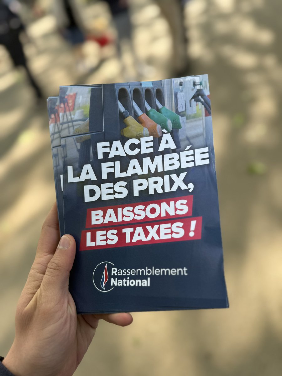 RNational11's tweet photo. Baisser les taxes sur les carburants, c’est possible ! 
Nous étions ce matin sur le marché de Carcassonne afin de détailler les mesures que nous souhaitons mettre en œuvre pour redonner du pouvoir d’achat aux Français https://t.co/LQ2xsv5YoQ